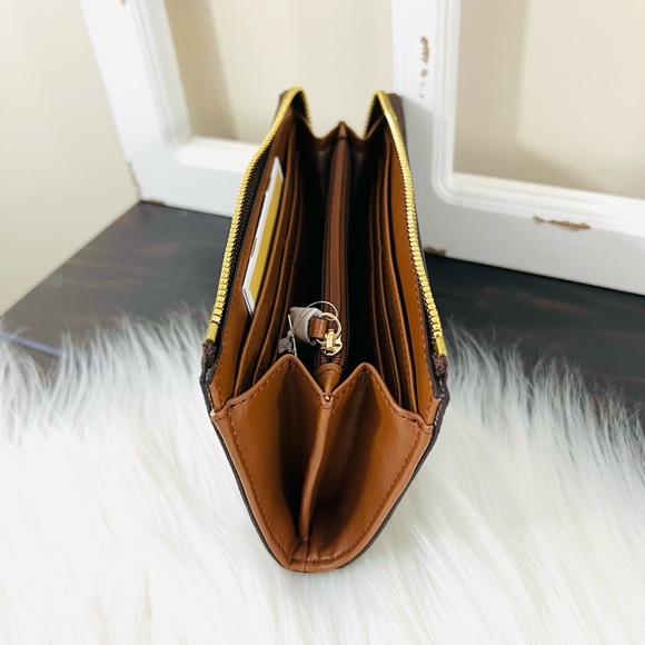 Michael Kors Jet Set Travel Large Three Quarter Zip Wallet - Picture 9 of 15